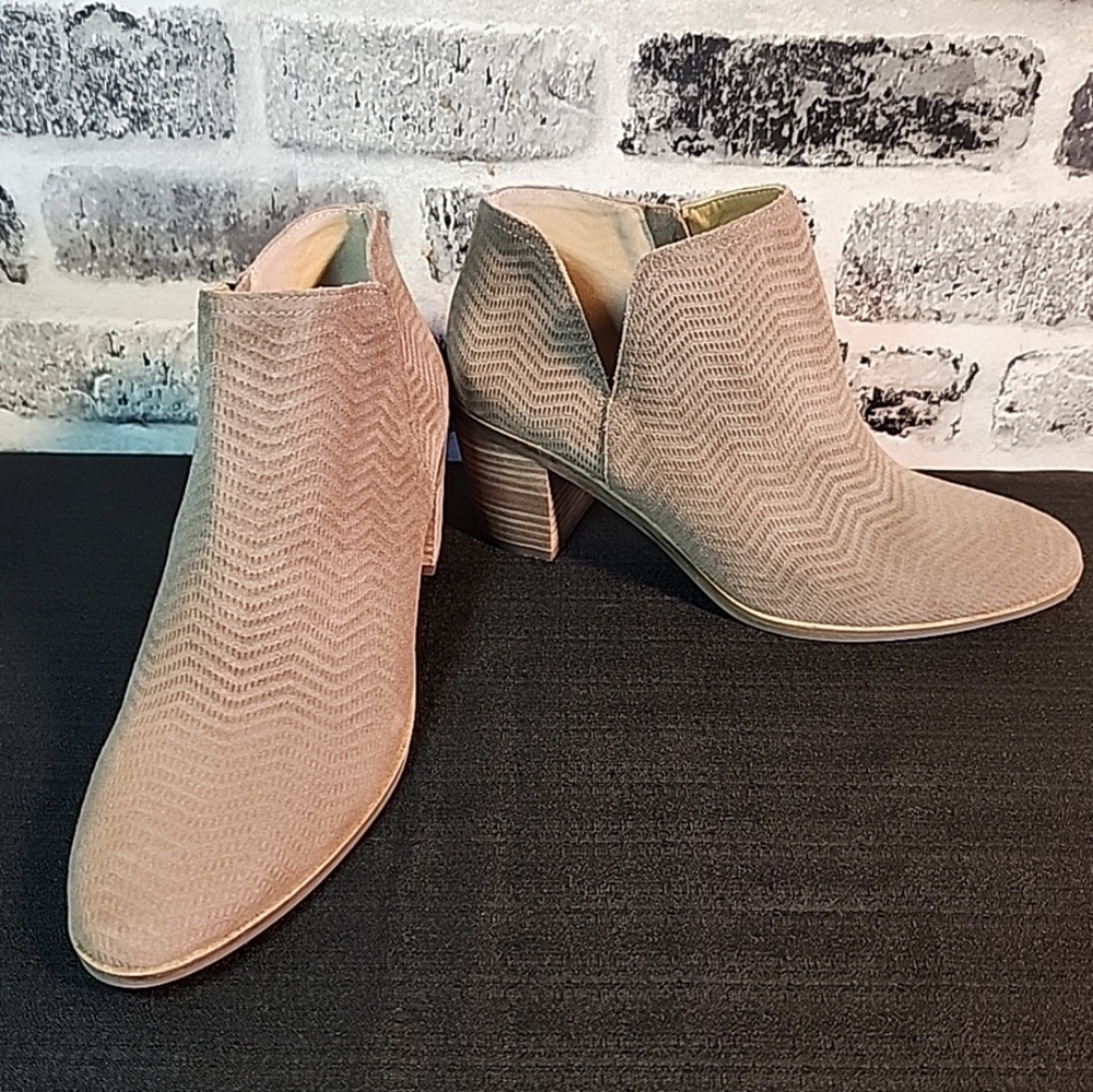 Lucky Brand 8M Pickla Ankle Boots Booties Suede Cutout Textured Chevron Taupe